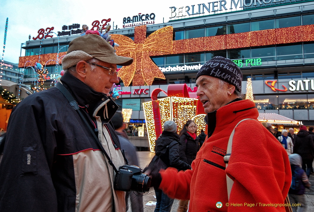 A meeting of friends at the Christmas market